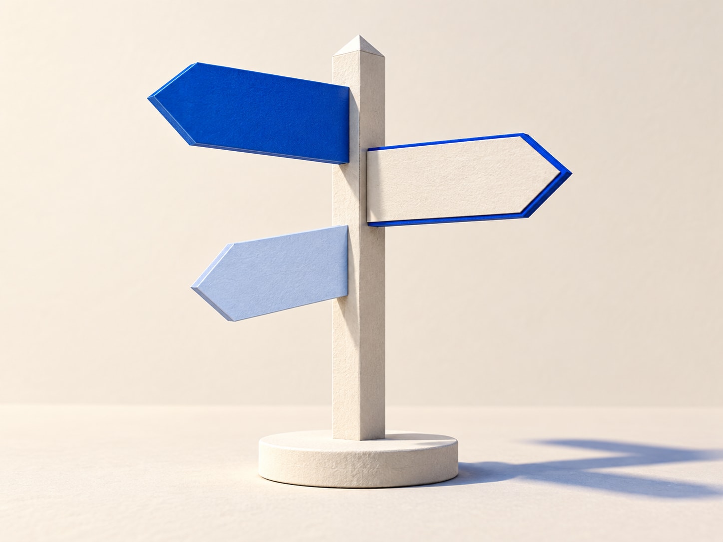 Un panneau directionnel en papier propose trois chemins possibles.